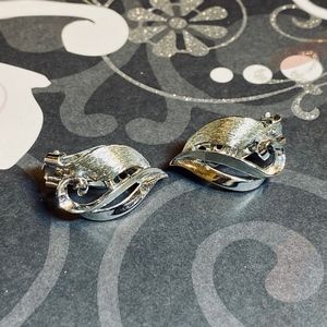 Silver-colored Wave Clip-on Earrings